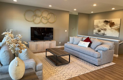 Cedar Falls House | modern style large family home. 5 bed 3 bath with plenty of living space.