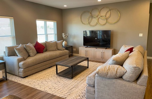 Cedar Falls House | modern style large family home. 5 bed 3 bath with plenty of living space.