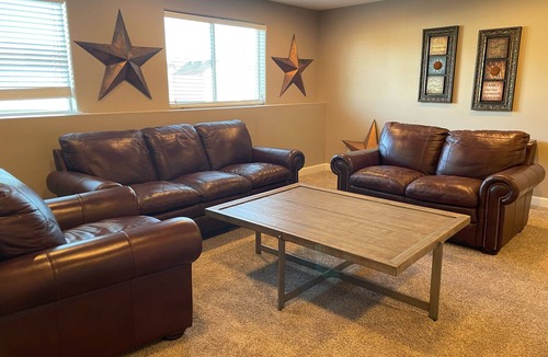 Cedar Falls House | modern style large family home. 5 bed 3 bath with plenty of living space.