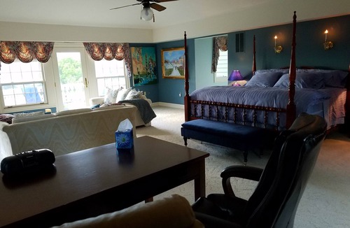 Philomont Bed & Breakfast | Monet HoneymoonSuite in villa.Elegant Lrg 2rm w/balcony, jacuzzi n phenom.view.
