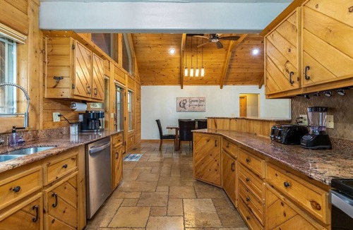 Afton House | Monkey Island Lodge - 4B/2BA Log Cabin - Lake View