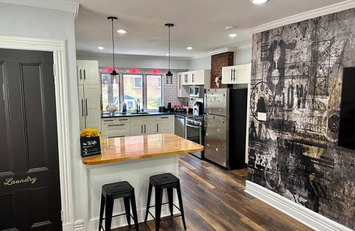 Red Bank House | MONTLY RENTAL - VIBRANT AND SPACIOUS 4-BR HOME IN DOWNTOWN RED BANK w/HOT TUB