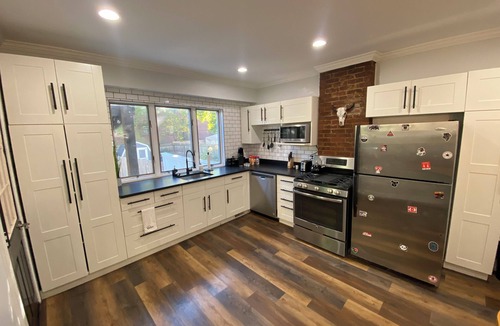 Red Bank House | MONTLY RENTAL - VIBRANT AND SPACIOUS 4-BR HOME IN DOWNTOWN RED BANK w/HOT TUB