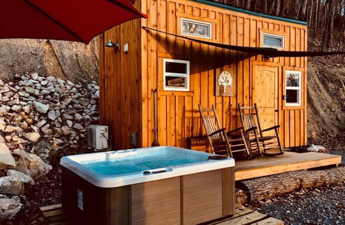 Newport Cabin | Moonshine Cabin tucked away on the Mountain,Great Location with private Hot Tub!