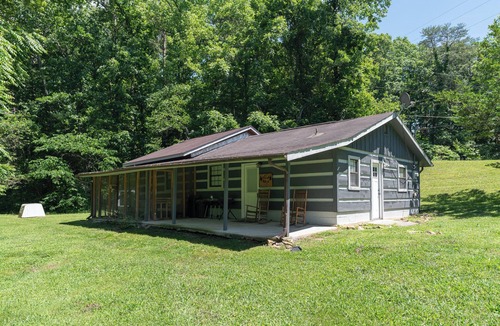 Newport Cabin | Moonshine Cabin with a nice yard on the creek in the shadows of the Smokies