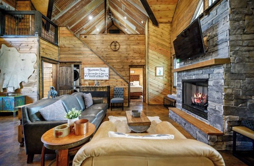 Golden Cabin | Moonshine Falls - Hot tub, boat parking, WIFI, relaxation, wildlife, and games!