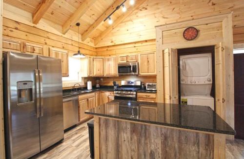 Bryson City Villa | Moose Tracks Downtown Veranda Level Cabin with Hot Tub