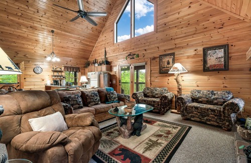 Sevierville Cabin | Mooseberry Ridge✅️2 Mstr Bdrm suites*Fast WIFI*Game Rm*Hot-Tub*Seasonal Pool