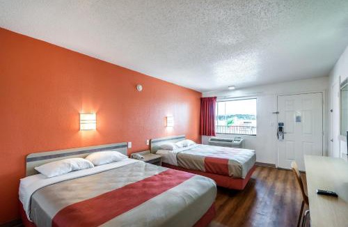 Oxford Hotel | Motel 6-Anniston, AL