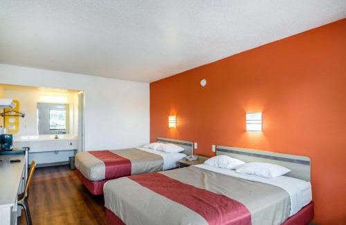 Oxford Hotel | Motel 6-Anniston, AL