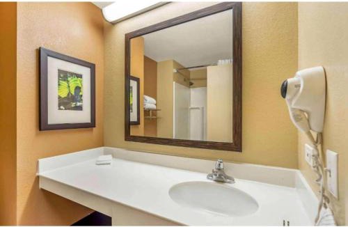 Vernon Hills Hotel | Motel 6 Chicago Vernon Hills Lincolnshire IL