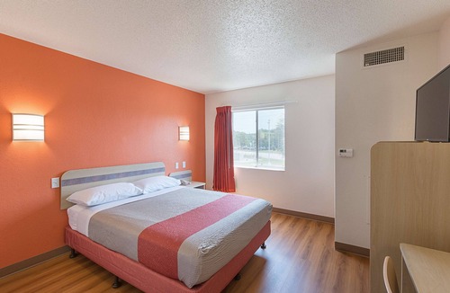 Dentsville Hotel | Motel 6 Columbia, SC - Fort Jackson Area