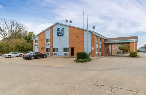 Davenport Hotel | Motel 6-Davenport, IA