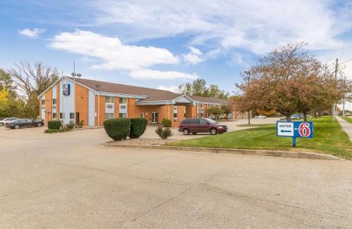 Davenport Hotel | Motel 6-Davenport, IA