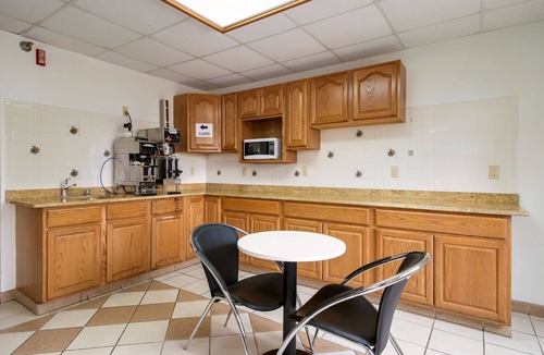 Quad Cities Hotel | Motel 6 Davenport, IA