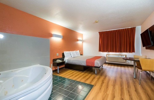 Quad Cities Hotel | Motel 6 Davenport, IA