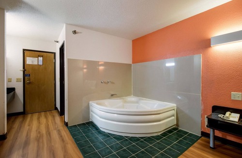 Quad Cities Hotel | Motel 6 Davenport, IA