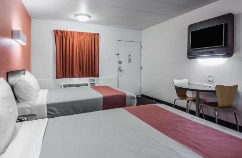 Glassboro Hotel | Motel 6-Glassboro, NJ - Rowan University