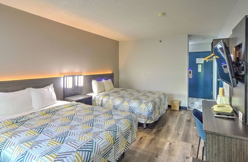 Libertyville Hotel | Motel 6 Libertyville, IL