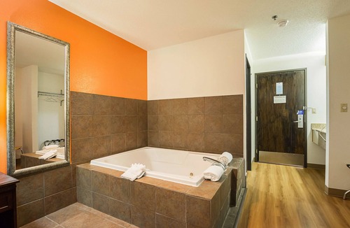 Waterloo Hotel | Motel 6 Waterloo, IA - Crossroads Mall - Cedar Falls
