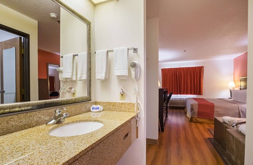 Waterloo Hotel | Motel 6 Waterloo, IA - Crossroads Mall - Cedar Falls