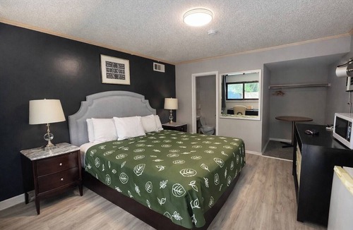 Wildwood Hotel | Motel Edgebrook Chicago North Shore by OYO