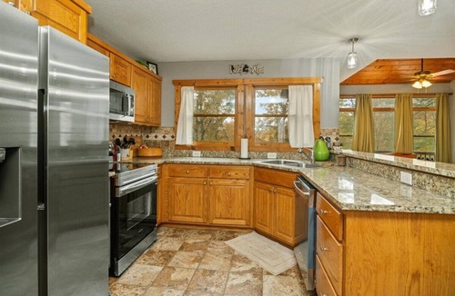Talking Rock Cabin | Mountain 4BR Cabin Hot Tub, Theater & Pets OK