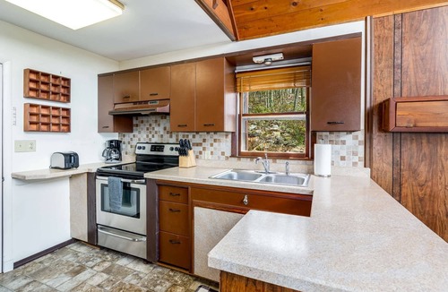 Capon Bridge Ski Chalet | Mountain chalet w/hot tub & private balcony