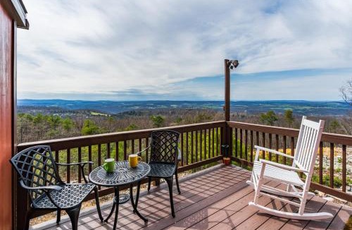 Capon Bridge Ski Chalet | Mountain chalet w hot tub & private balcony