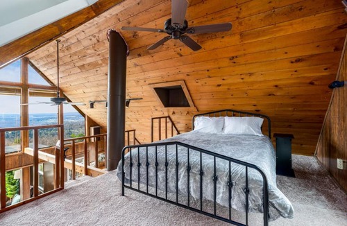 Capon Bridge Ski Chalet | Mountain chalet w hot tub & private balcony