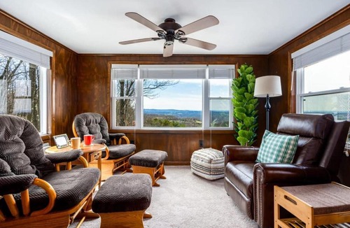 Capon Bridge Ski Chalet | Mountain chalet w hot tub & private balcony