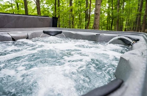 Front Royal House | Mountain home w/hot tub & sunroom