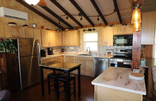Stanley Cabin | Mountain Retreat w/Great Views, LARGE HOT TUB, Great WIFI, Near Luray Caverns