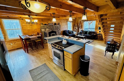 Saluda Cabin | Mountain Top Cabin - Cozy and Quaint