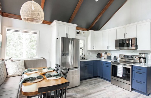 Bluemont Ski Chalet | Mountain View + Hot tub + Sauna + Yoga + Trails + Wineries + Geodesic stargazing dome