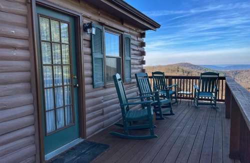 Stanley House | Mountain View Log Cabin - Cozy cabin in the Blue Ridge Mountains- New Property!