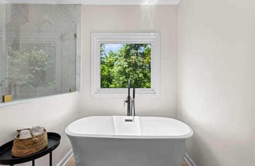 Linden House | Mountain Views w Hot Tub 95 TV & Trail Access