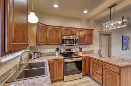 Rockerville Condo | 🌲Mt Rushmore Retreat 8 Min Drive | 2 Bedroom Sleeps 6- Fireplace