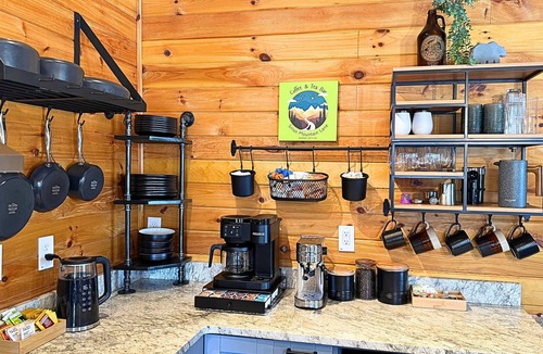 Morganton Cabin | Mtn Views⛰️Pool 💦Dog Friendly🐕 2 King Beds ☕Coffee/Tea Bar