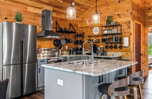Morganton Cabin | Mtn Views⛰️Pool 💦Dog Friendly🐕 2 King Beds ☕Coffee/Tea Bar