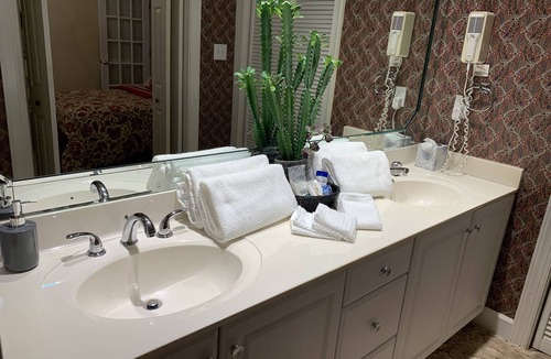 Chapel Hill Cottage | My Place Inn, Your Home Away From Home! - Lower Suite