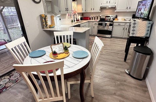 Kechi House | N. Wichita- 5 min to Gilley’s, 5-bd, 3 ba in safe area. Pet friendly. Renovated!