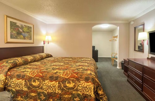 Huntsville Hotel | Nature & Urban Escape, Free Parking, Close to Botanical Gardens & Hiking Trails