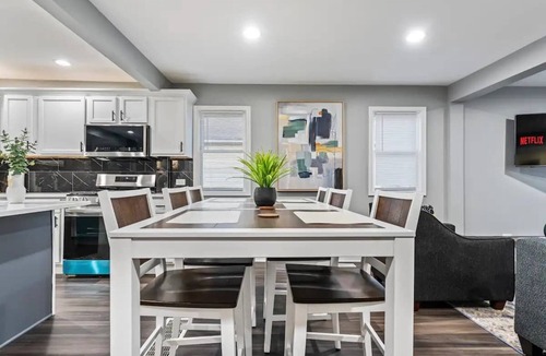 Gages Lake House | Navy Family home -Near Lake 4BR Hot Tub