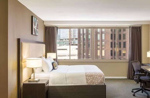 Logan Square Hotel | Near Liberty Bell | Rooftop Views + Full Kitchens