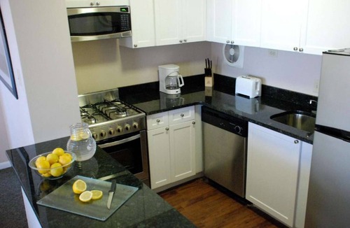 Logan Square Hotel | Near Liberty Bell | Rooftop Views + Full Kitchens