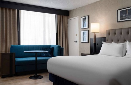 Pikesville Hotel | Near Maryland Zoo in Baltimore + Dining & Fitness