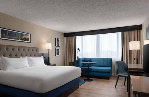 Pikesville Hotel | Near Maryland Zoo in Baltimore + Dining & Fitness