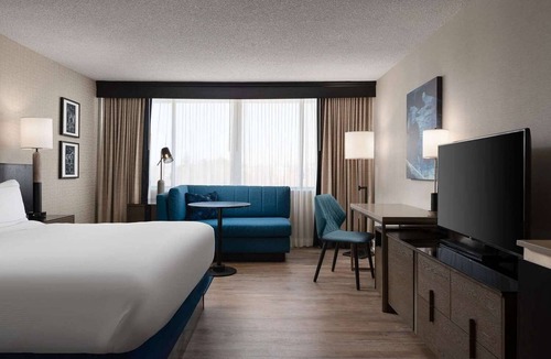 Pikesville Hotel | Near Maryland Zoo in Baltimore + Dining & Fitness