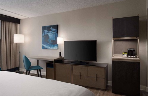 Pikesville Hotel | Near Maryland Zoo in Baltimore + Dining & Fitness